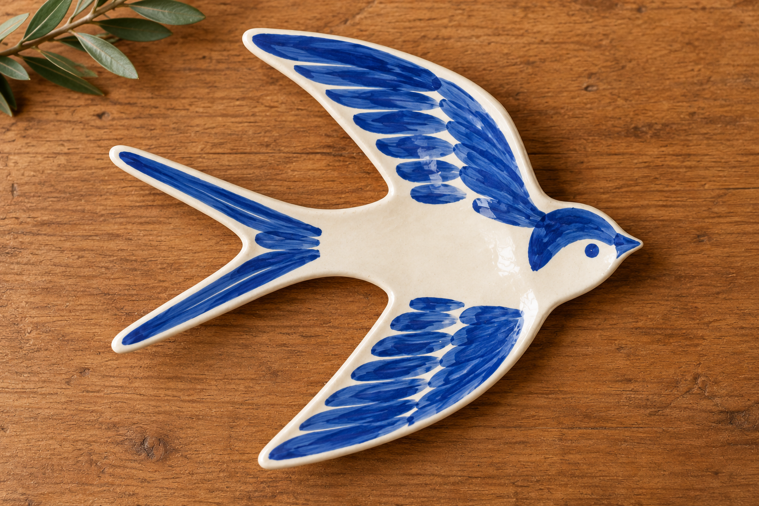Hirondelle en céramique bleue sur bois